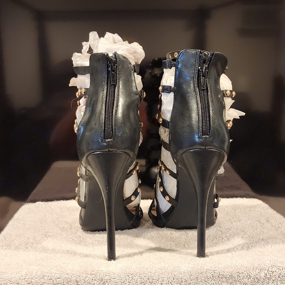 Heels - Picture 3 of 4